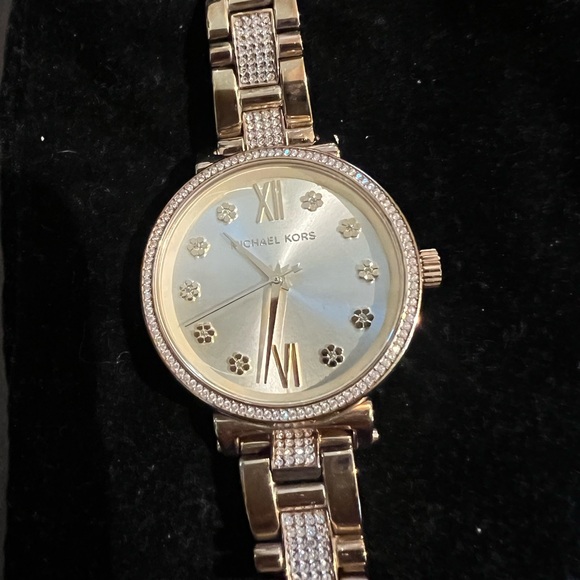 Michael Kors gold watch - Picture 3 of 5